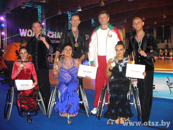 Белорусские чемпионы по спортивным танцам на инвалидных колясках с тренером В.К. Коломийцем