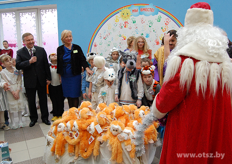А.В. Кобяков и директор Центра Л.Н. Кондрашова вручают детям подарки